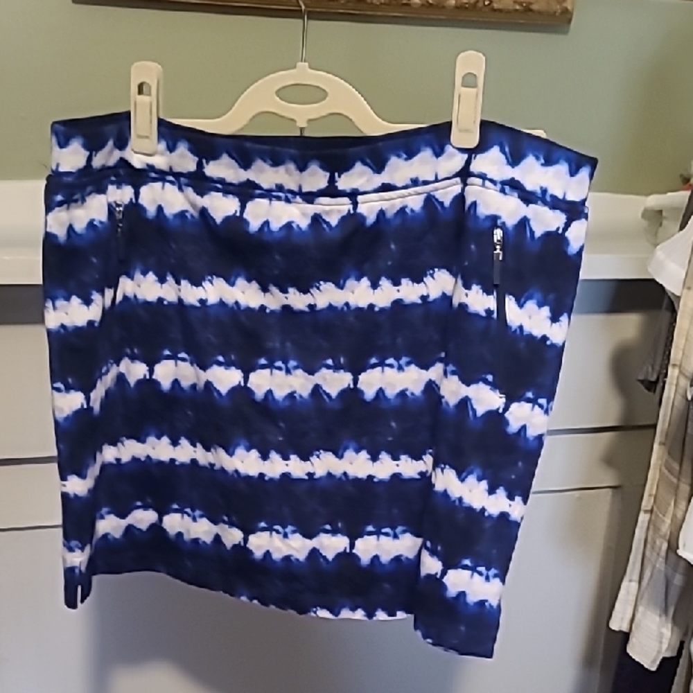 Jones New York Blue and White Tie-Dye Skort